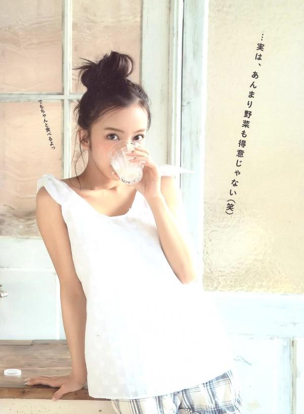 板野友美 板野友美  板野友美《Luv U》10周年纪念写真集：清新居家生活与知性访谈记录第11张图片