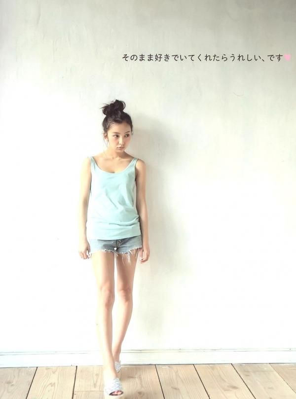 板野友美 板野友美  板野友美《Luv U》10周年纪念写真集：清新居家生活与知性访谈记录第18张图片
