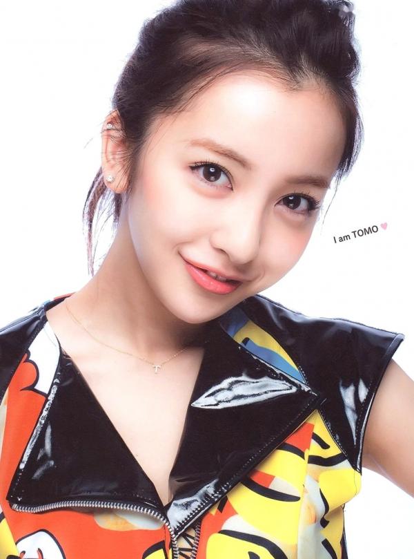 板野友美 板野友美  板野友美《Luv U》10周年纪念写真集：清新居家生活与知性访谈记录第25张图片