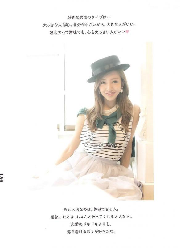 板野友美 板野友美  板野友美《Luv U》10周年纪念写真集：清新居家生活与知性访谈记录第26张图片