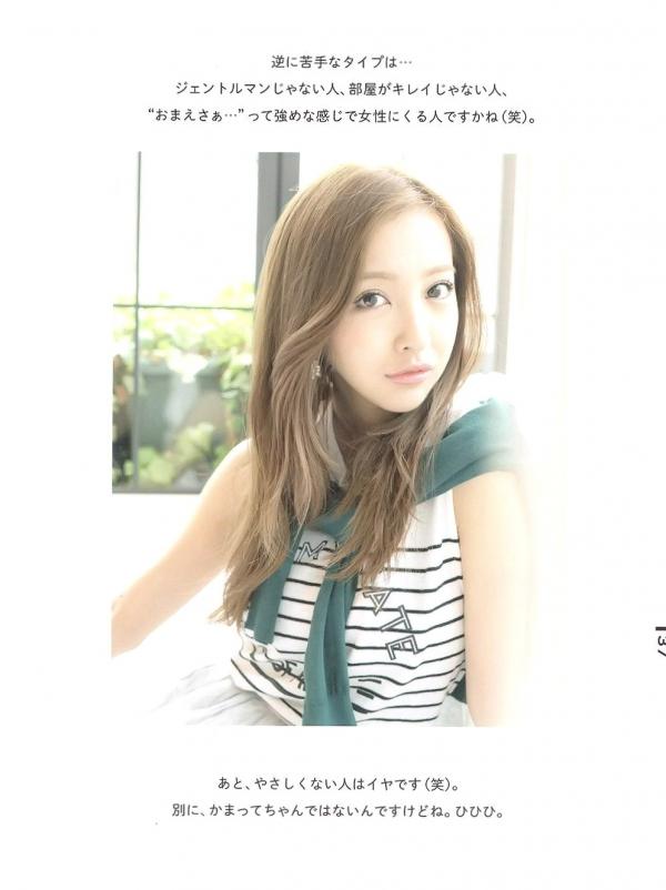 板野友美 板野友美  板野友美《Luv U》10周年纪念写真集：清新居家生活与知性访谈记录第27张图片