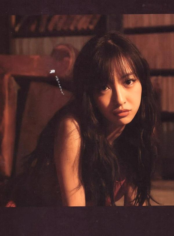 板野友美 板野友美  板野友美《Luv U》10周年纪念写真集：清新居家生活与知性访谈记录第71张图片