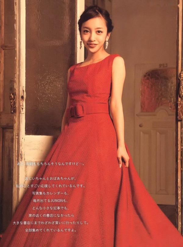 板野友美 板野友美  板野友美《Luv U》10周年纪念写真集：清新居家生活与知性访谈记录第74张图片