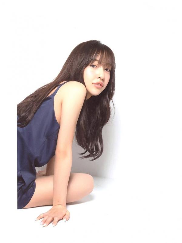板野友美 板野友美  板野友美《Luv U》10周年纪念写真集：清新居家生活与知性访谈记录第78张图片