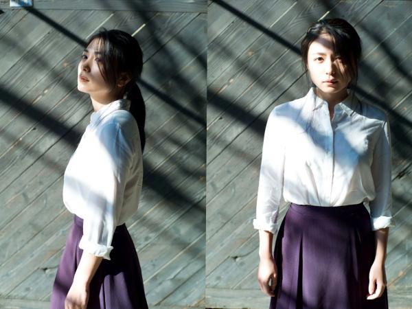 川村ゆきえ 川村雪绘  川村ゆきえ - 陽だまりの情事：清纯白衬衫与内衣私房照，光影下的湿身诱惑与成熟美学第2张图片