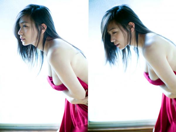 川村ゆきえ 川村雪绘  川村ゆきえ - 陽だまりの情事：清纯白衬衫与内衣私房照，光影下的湿身诱惑与成熟美学第23张图片