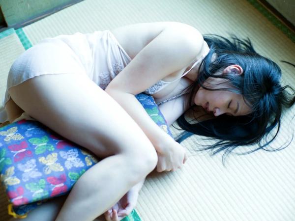 川村ゆきえ 川村雪绘  川村ゆきえ - 陽だまりの情事：清纯白衬衫与内衣私房照，光影下的湿身诱惑与成熟美学第27张图片