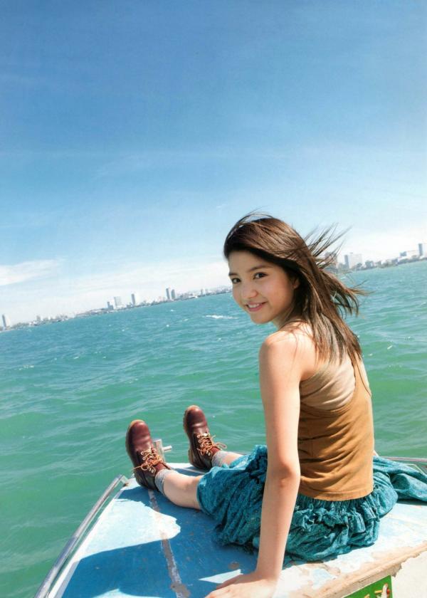 川島海荷 川岛海荷  川岛海荷《Umikaze》精选辑：清纯校园制服、唯美海滩度假与治愈系生活瞬间，极致展现少女自然魅力第32张图片