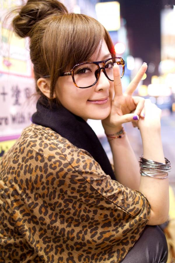 高橋みなみ 高桥南  台湾正妹果子MM港澳之旅夜市街拍写真，豹纹美少女潮流穿搭随性自然，时尚都市风情展现甜美可爱魅力第2张图片