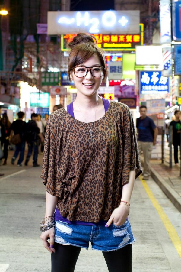 高橋みなみ 高桥南  台湾正妹果子MM港澳之旅夜市街拍写真，豹纹美少女潮流穿搭随性自然，时尚都市风情展现甜美可爱魅力第4张图片