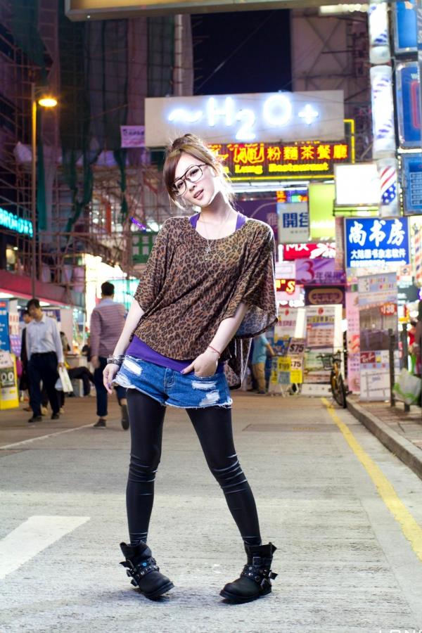 高橋みなみ 高桥南  台湾正妹果子MM港澳之旅夜市街拍写真，豹纹美少女潮流穿搭随性自然，时尚都市风情展现甜美可爱魅力第7张图片