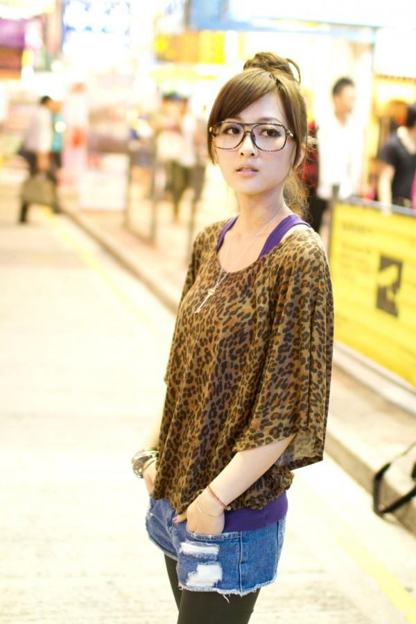高橋みなみ 高桥南  台湾正妹果子MM港澳之旅夜市街拍写真，豹纹美少女潮流穿搭随性自然，时尚都市风情展现甜美可爱魅力第13张图片