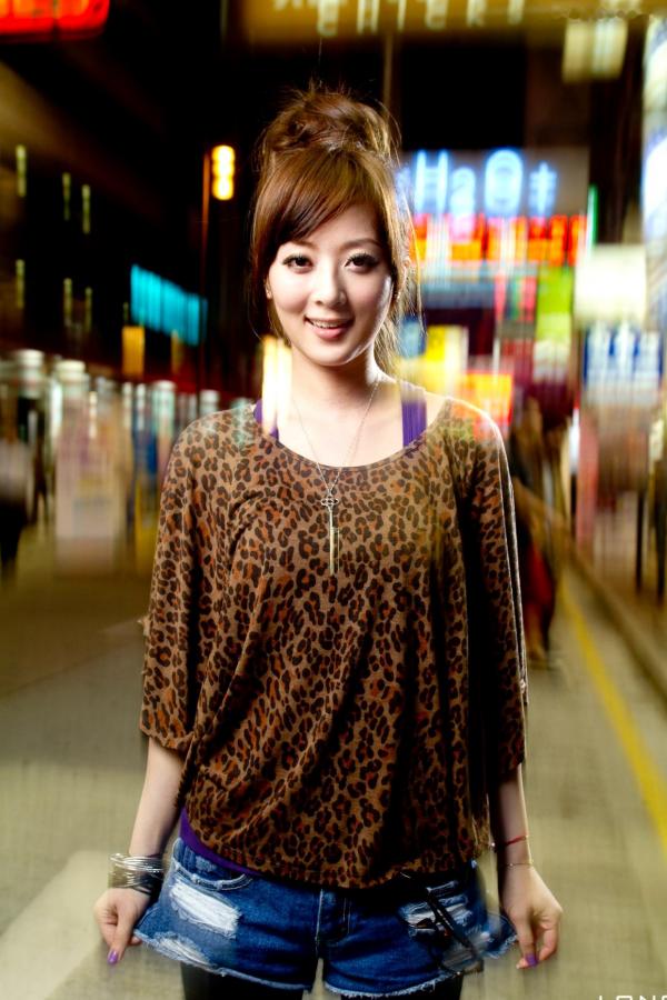高橋みなみ 高桥南  台湾正妹果子MM港澳之旅夜市街拍写真，豹纹美少女潮流穿搭随性自然，时尚都市风情展现甜美可爱魅力第15张图片
