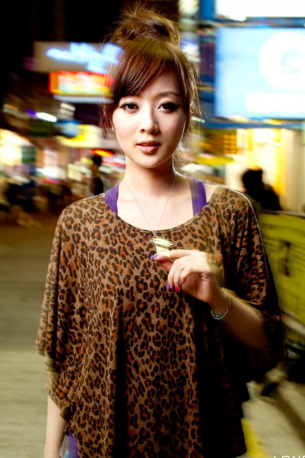 高橋みなみ 高桥南  台湾正妹果子MM港澳之旅夜市街拍写真，豹纹美少女潮流穿搭随性自然，时尚都市风情展现甜美可爱魅力第16张图片