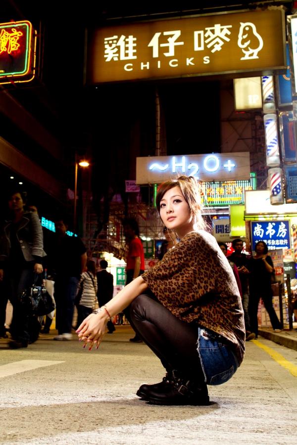 高橋みなみ 高桥南  台湾正妹果子MM港澳之旅夜市街拍写真，豹纹美少女潮流穿搭随性自然，时尚都市风情展现甜美可爱魅力第17张图片