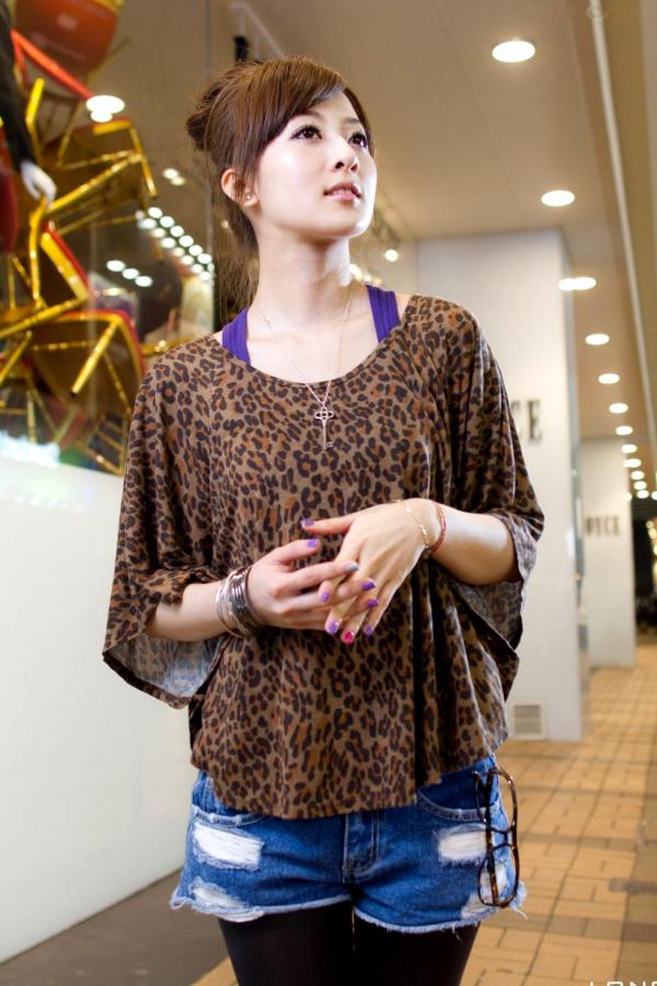 高橋みなみ 高桥南  台湾正妹果子MM港澳之旅夜市街拍写真，豹纹美少女潮流穿搭随性自然，时尚都市风情展现甜美可爱魅力第19张图片