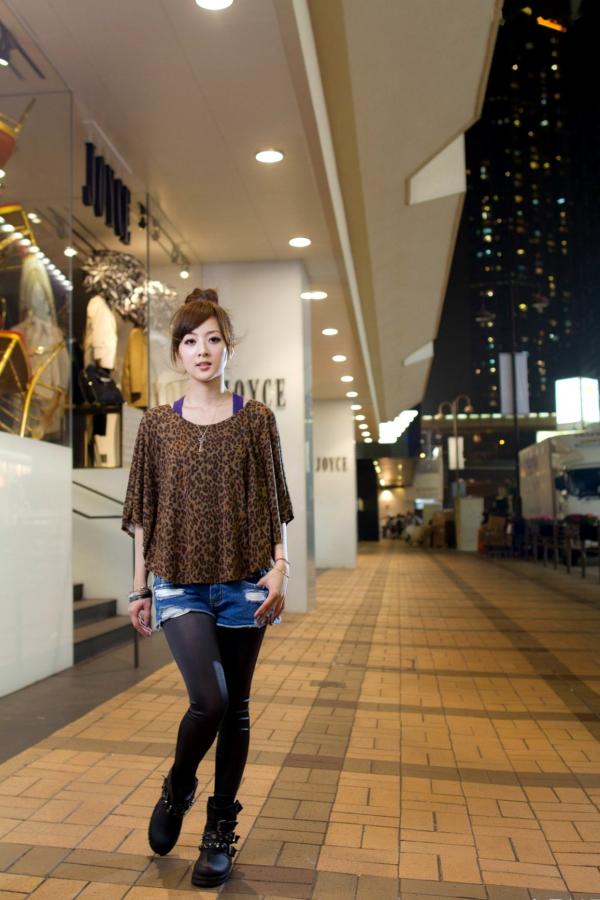 高橋みなみ 高桥南  台湾正妹果子MM港澳之旅夜市街拍写真，豹纹美少女潮流穿搭随性自然，时尚都市风情展现甜美可爱魅力第20张图片