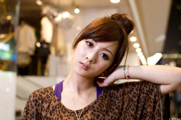 高橋みなみ 高桥南  台湾正妹果子MM港澳之旅夜市街拍写真，豹纹美少女潮流穿搭随性自然，时尚都市风情展现甜美可爱魅力第27张图片