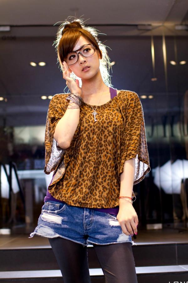 高橋みなみ 高桥南  台湾正妹果子MM港澳之旅夜市街拍写真，豹纹美少女潮流穿搭随性自然，时尚都市风情展现甜美可爱魅力第36张图片
