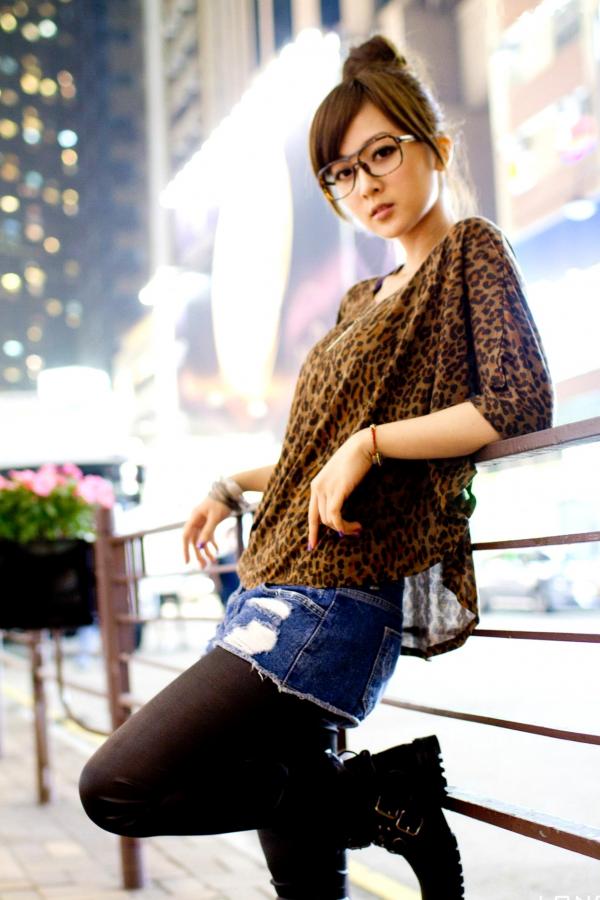 高橋みなみ 高桥南  台湾正妹果子MM港澳之旅夜市街拍写真，豹纹美少女潮流穿搭随性自然，时尚都市风情展现甜美可爱魅力第41张图片
