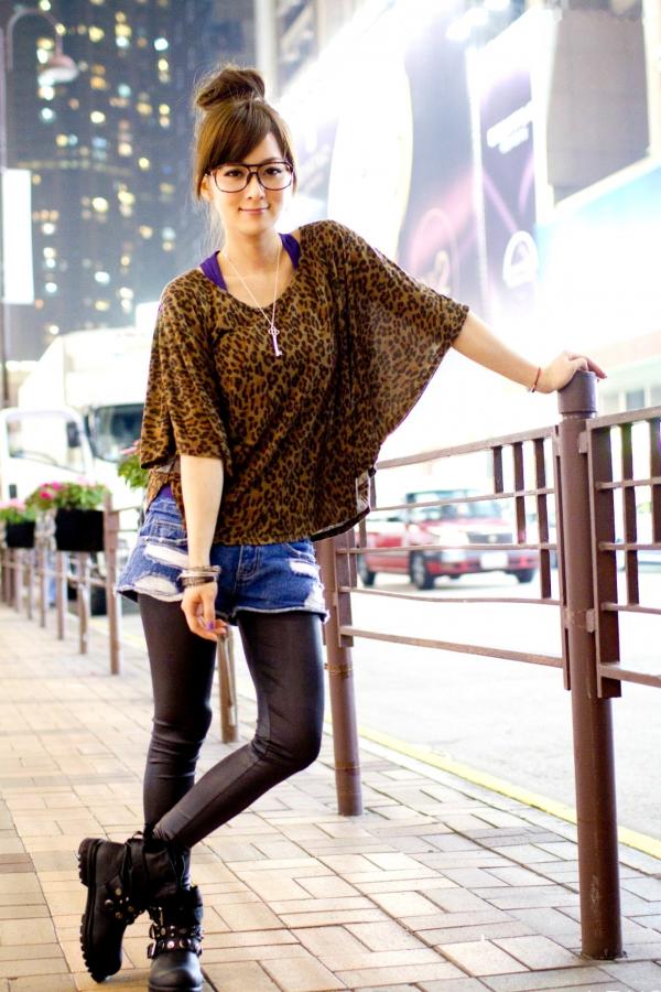 高橋みなみ 高桥南  台湾正妹果子MM港澳之旅夜市街拍写真，豹纹美少女潮流穿搭随性自然，时尚都市风情展现甜美可爱魅力第42张图片