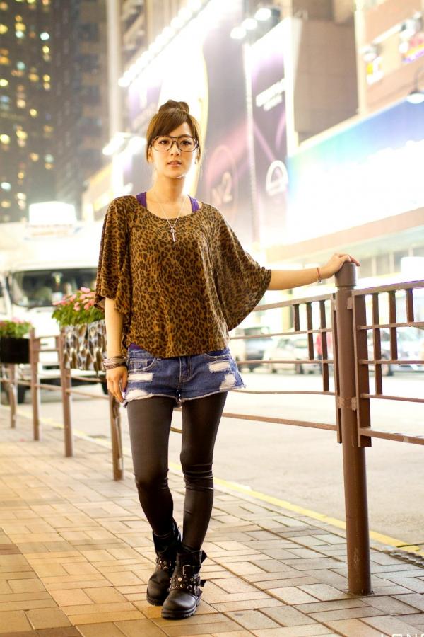 高橋みなみ 高桥南  台湾正妹果子MM港澳之旅夜市街拍写真，豹纹美少女潮流穿搭随性自然，时尚都市风情展现甜美可爱魅力第43张图片