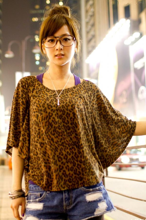 高橋みなみ 高桥南  台湾正妹果子MM港澳之旅夜市街拍写真，豹纹美少女潮流穿搭随性自然，时尚都市风情展现甜美可爱魅力第44张图片