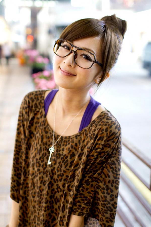 高橋みなみ 高桥南  台湾正妹果子MM港澳之旅夜市街拍写真，豹纹美少女潮流穿搭随性自然，时尚都市风情展现甜美可爱魅力第45张图片