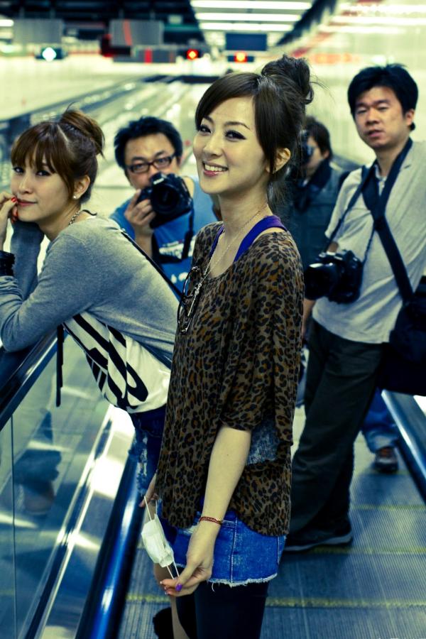 高橋みなみ 高桥南  台湾正妹果子MM港澳之旅夜市街拍写真，豹纹美少女潮流穿搭随性自然，时尚都市风情展现甜美可爱魅力第46张图片