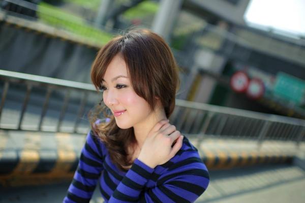 高橋みなみ 高桥南  台湾正妹果子MM：万华果菜市场清新街拍，演绎都市少女的闲适时光与修身魅力写真第6张图片