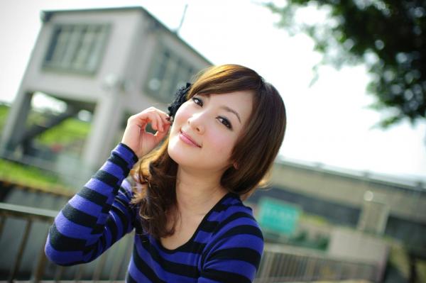 高橋みなみ 高桥南  台湾正妹果子MM：万华果菜市场清新街拍，演绎都市少女的闲适时光与修身魅力写真第8张图片