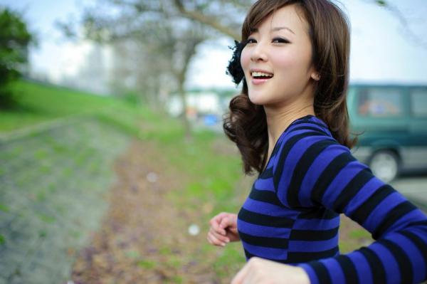 高橋みなみ 高桥南  台湾正妹果子MM：万华果菜市场清新街拍，演绎都市少女的闲适时光与修身魅力写真第21张图片