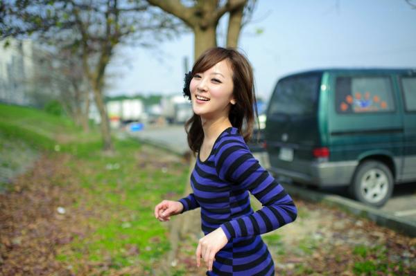 高橋みなみ 高桥南  台湾正妹果子MM：万华果菜市场清新街拍，演绎都市少女的闲适时光与修身魅力写真第23张图片