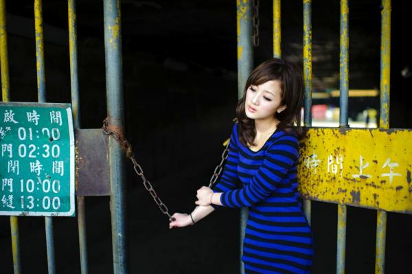 高橋みなみ 高桥南  台湾正妹果子MM：万华果菜市场清新街拍，演绎都市少女的闲适时光与修身魅力写真第26张图片
