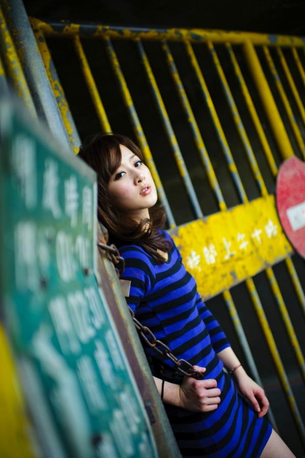 高橋みなみ 高桥南  台湾正妹果子MM：万华果菜市场清新街拍，演绎都市少女的闲适时光与修身魅力写真第29张图片