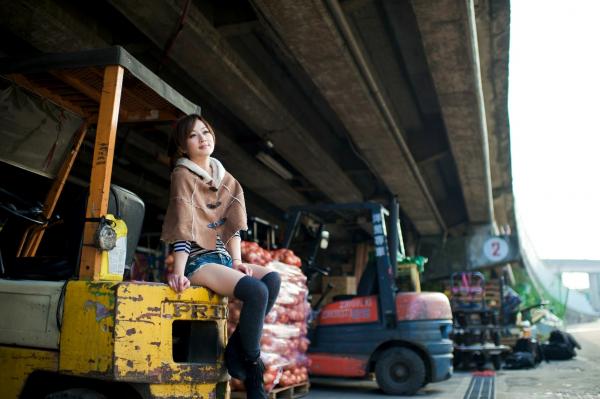 高橋みなみ 高桥南  台湾正妹果子MM：万华果菜市场清新街拍，演绎都市少女的闲适时光与修身魅力写真第41张图片