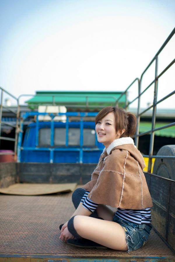 高橋みなみ 高桥南  台湾正妹果子MM：万华果菜市场清新街拍，演绎都市少女的闲适时光与修身魅力写真第51张图片