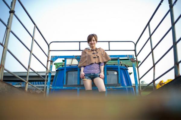 高橋みなみ 高桥南  台湾正妹果子MM：万华果菜市场清新街拍，演绎都市少女的闲适时光与修身魅力写真第53张图片