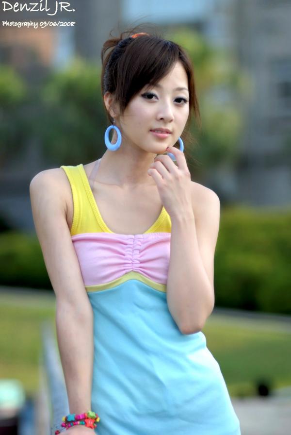 高橋みなみ 高桥南  台湾正妹果子MM：阳光下色彩绚丽的吊带连衣裙户外唯美清新写真集第1张图片