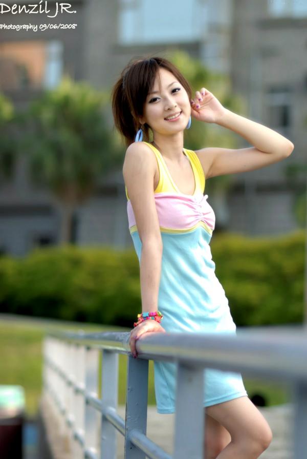 高橋みなみ 高桥南  台湾正妹果子MM：阳光下色彩绚丽的吊带连衣裙户外唯美清新写真集第2张图片