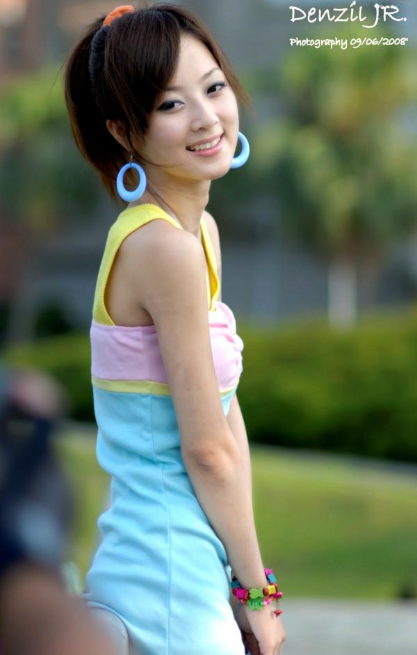 高橋みなみ 高桥南  台湾正妹果子MM：阳光下色彩绚丽的吊带连衣裙户外唯美清新写真集第3张图片