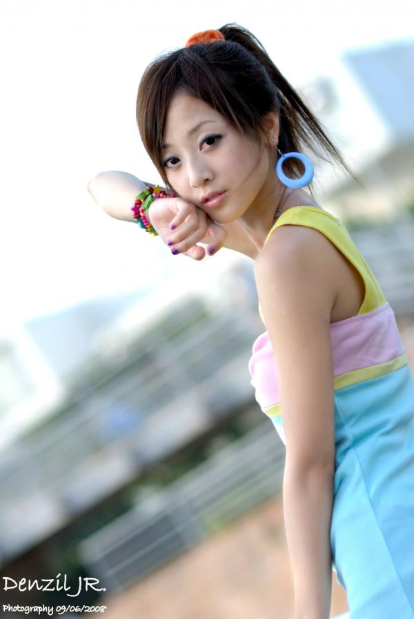 高橋みなみ 高桥南  台湾正妹果子MM：阳光下色彩绚丽的吊带连衣裙户外唯美清新写真集第11张图片