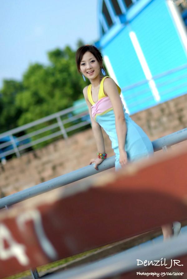 高橋みなみ 高桥南  台湾正妹果子MM：阳光下色彩绚丽的吊带连衣裙户外唯美清新写真集第12张图片