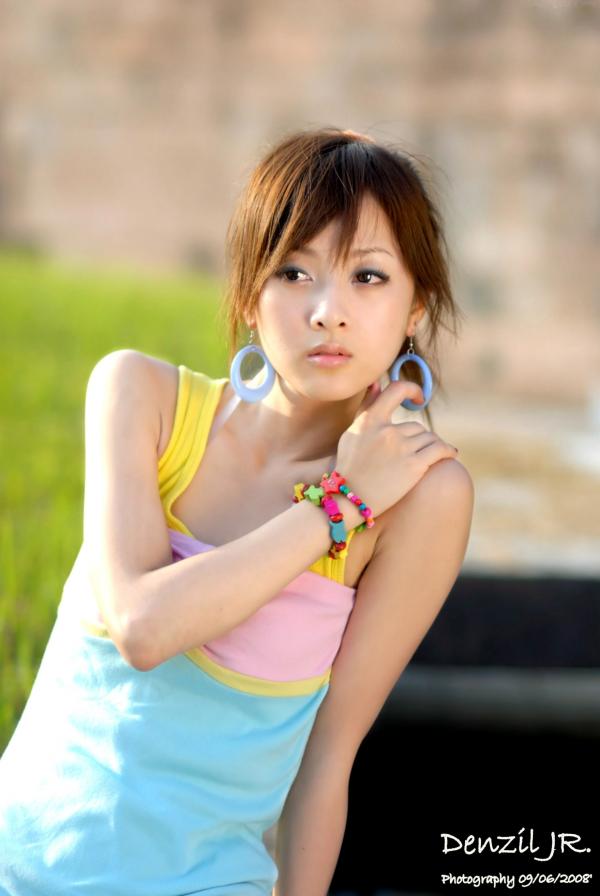 高橋みなみ 高桥南  台湾正妹果子MM：阳光下色彩绚丽的吊带连衣裙户外唯美清新写真集第29张图片