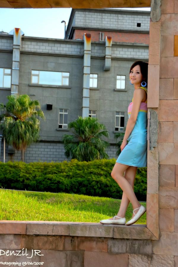 高橋みなみ 高桥南  台湾正妹果子MM：阳光下色彩绚丽的吊带连衣裙户外唯美清新写真集第35张图片