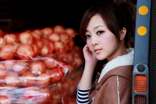高橋みなみ 高桥南  台湾正妹果子MM《环南果菜市场外拍》写真，清新甜美风户外私房照，展现灵动治愈系气质第31张图片
