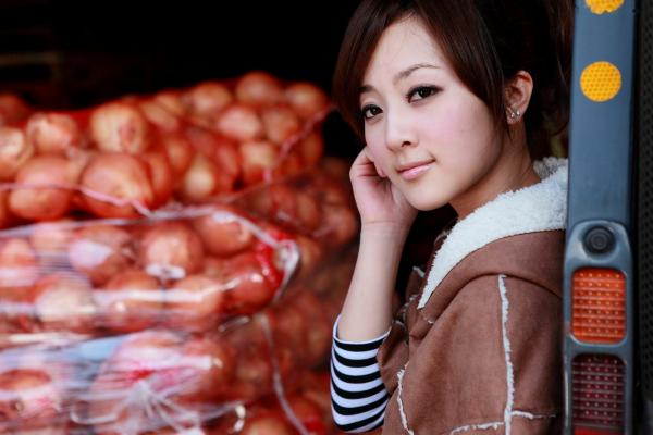 高橋みなみ 高桥南  台湾正妹果子MM《环南果菜市场外拍》写真，清新甜美风户外私房照，展现灵动治愈系气质第32张图片