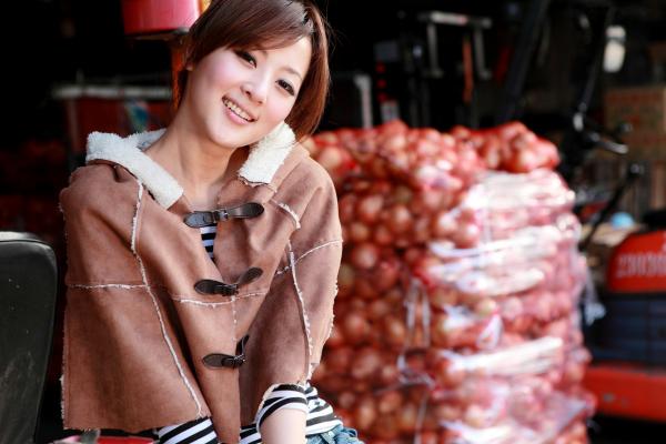 高橋みなみ 高桥南  台湾正妹果子MM《环南果菜市场外拍》写真，清新甜美风户外私房照，展现灵动治愈系气质第35张图片