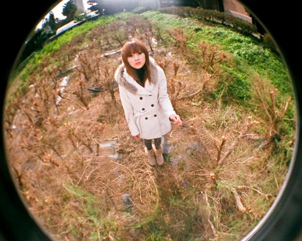 高橋みなみ 高桥南  台湾正妹台大女神果子MM户外街拍写真，清新甜美校花气息，冬日休闲穿搭展现清纯气质第1张图片