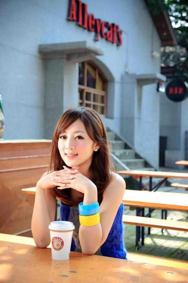 高橋みなみ 高桥南  台湾网络女神果子MM华山艺文中心与228公园外拍写真，清新甜美气质户外街拍精选集第25张图片